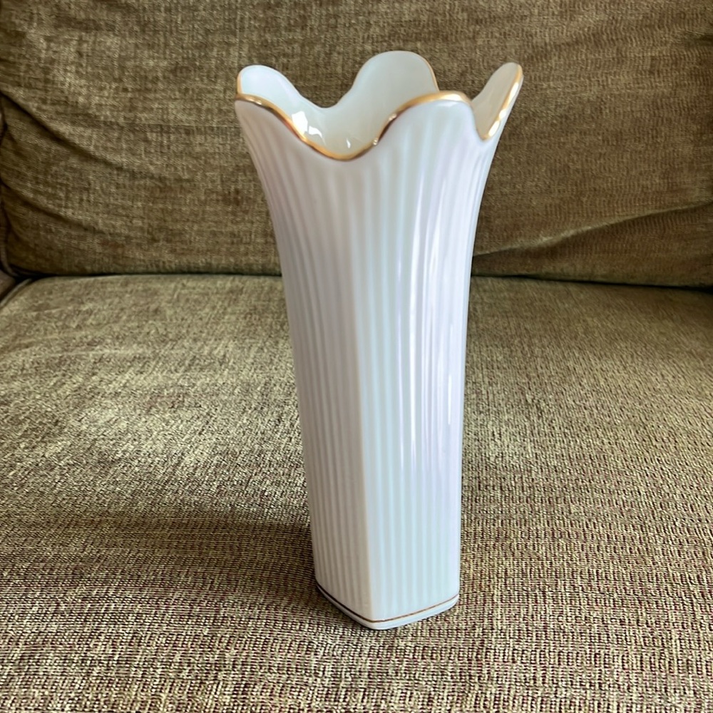 LENOX SCALLOPED VASE, BONE CHINA TRIMMED IN 14K, MERIDIAN COLLECTION